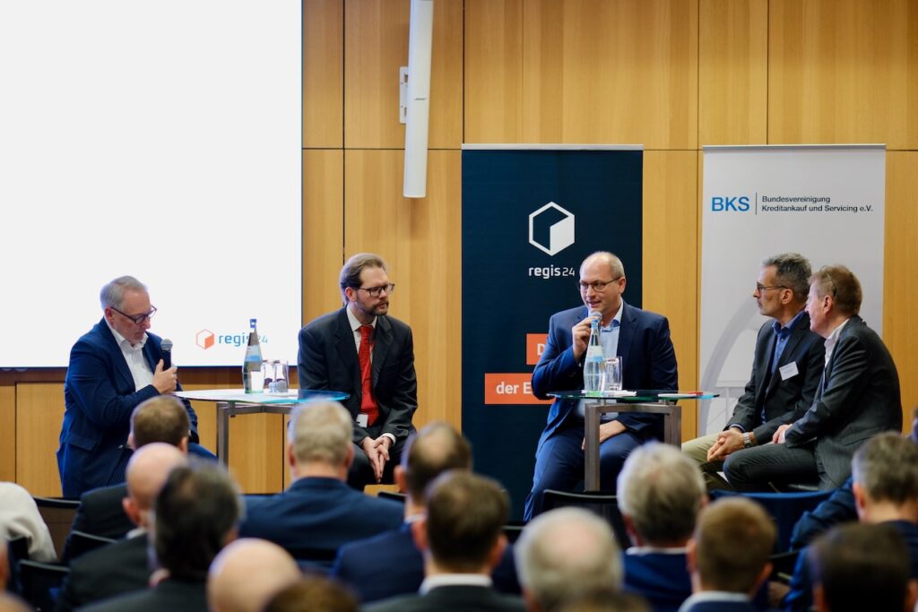 Fachpanel vor vollem Auditorium beim Management-Tag 2026