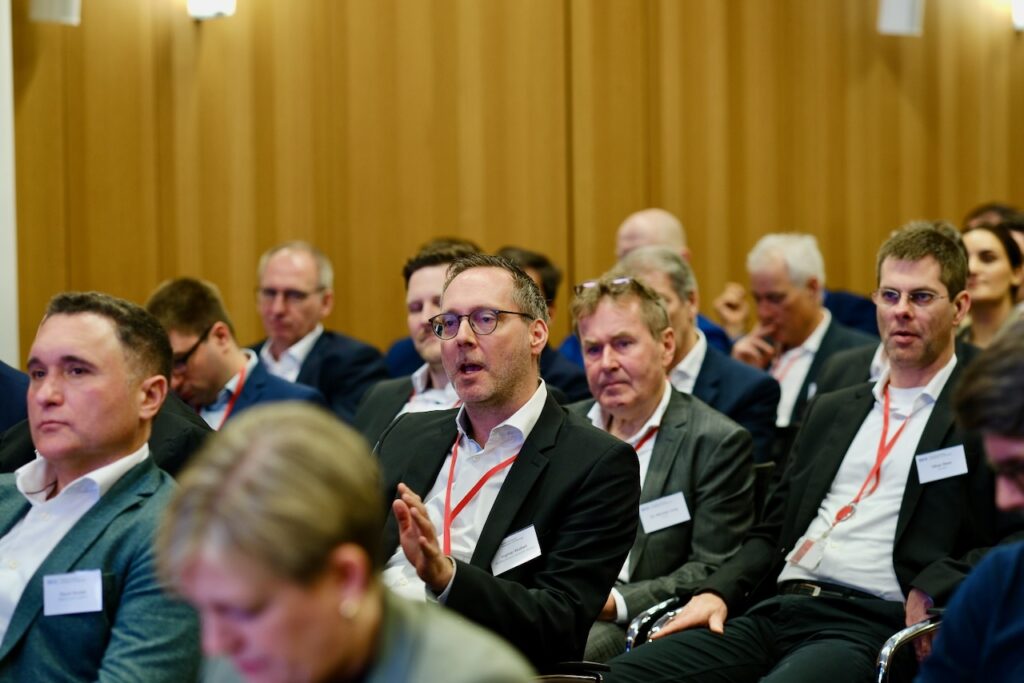 Teilnehmende stellen Fragen aus dem Publikum beim Management-Tag 2026