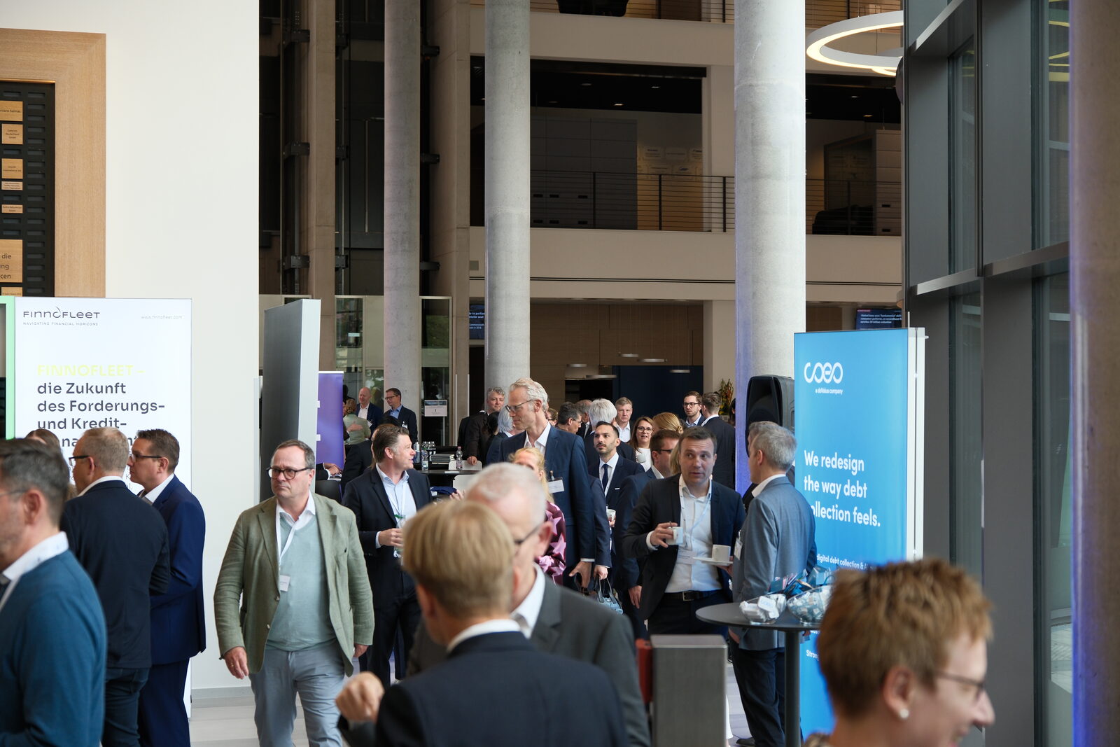 Networking der Teilnehmenden im Foyer der Frankfurt School beim NPL Forum 26