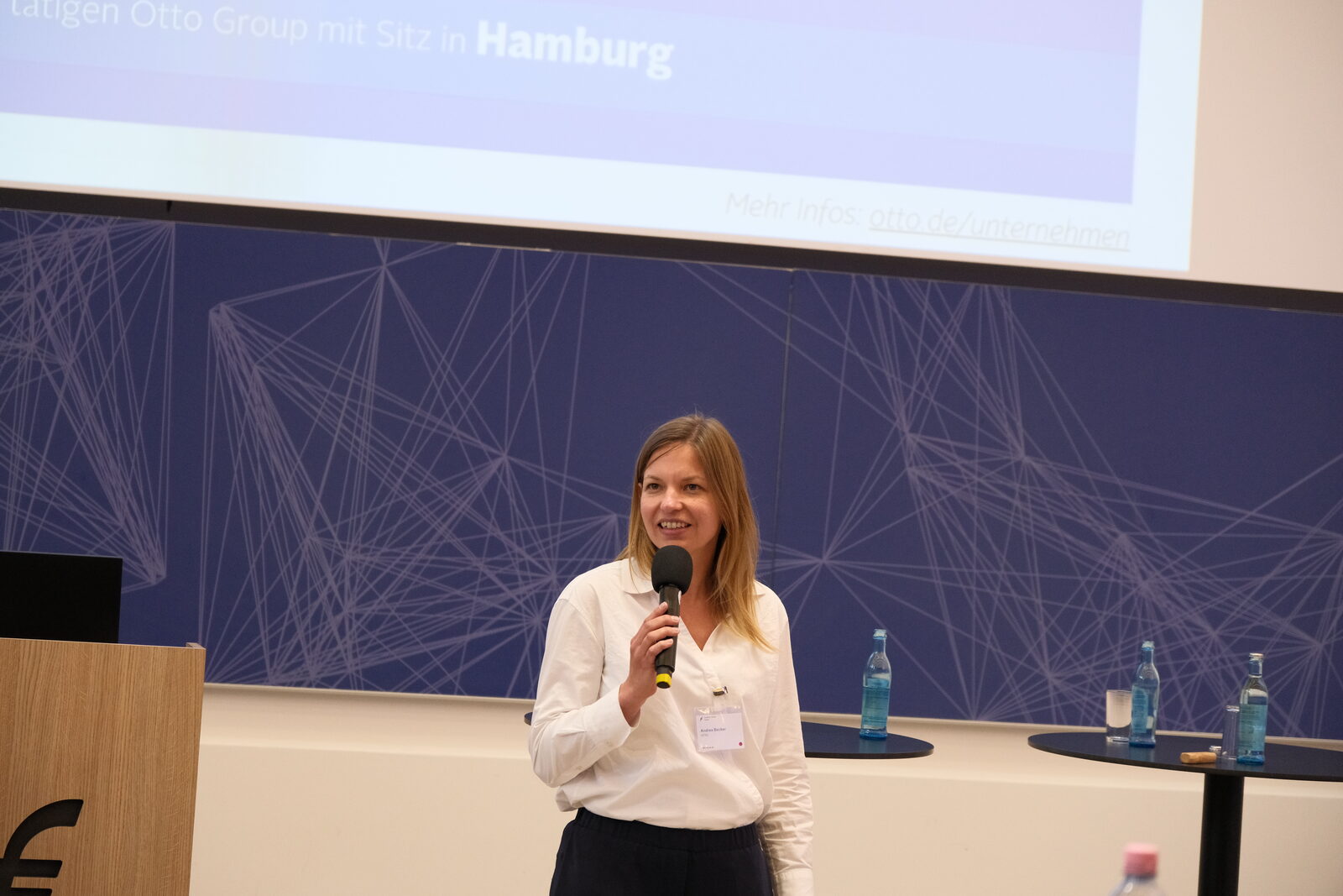Andrea Becker, Bereichsvorständin Finance, HR und Services bei OTTO, bei ihrer Impuls-Keynote auf dem NPL Forum 26
